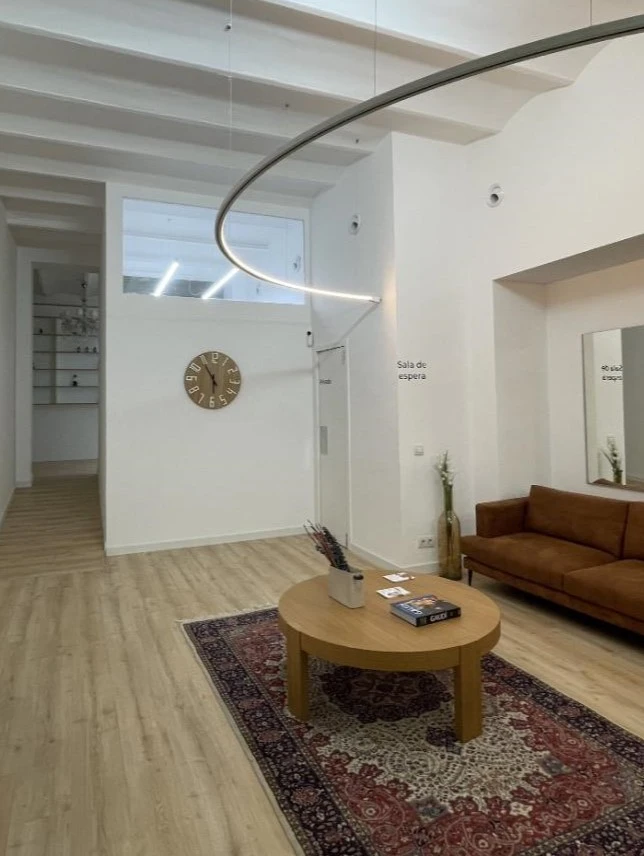 Sala de espera de la clínica AJ, ambiente luminoso y calmado